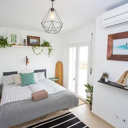 بيت للعطل Amazing Modern House On The Sea! فيريل